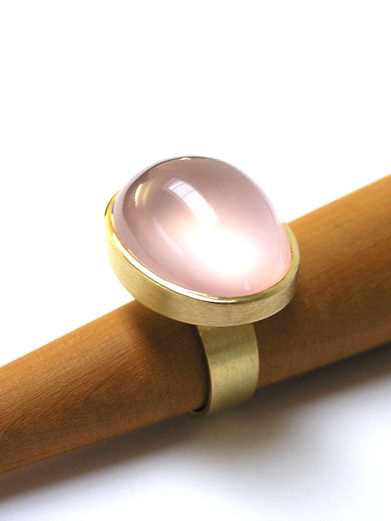 Ring - geel goud -roze karts- cabochon slijpsel